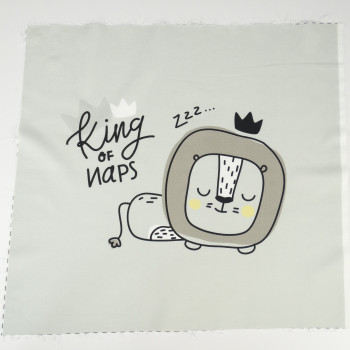 Лев king of naps на світло-сірому