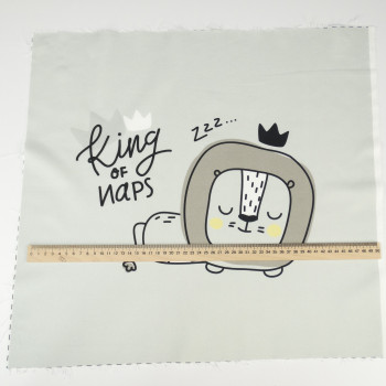 Лев king of naps на світло-сірому
