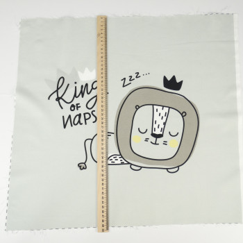 Лев king of naps на світло-сірому